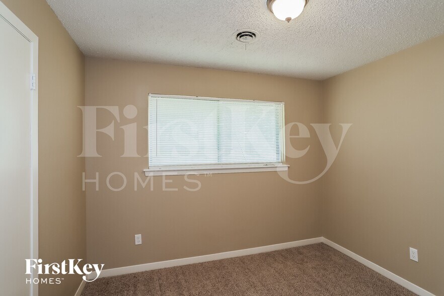 Building Photo - 813 Luella Ave