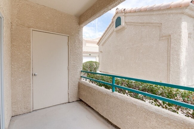 Building Photo - Stylish 1st-Floor Green Valley Condo with ...