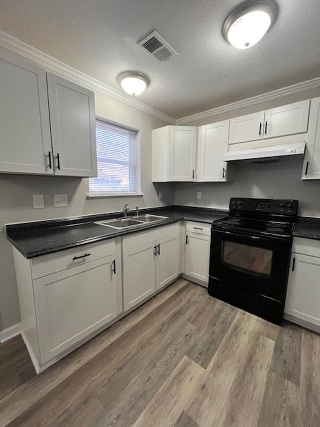 Building Photo - 820 Charles Ave