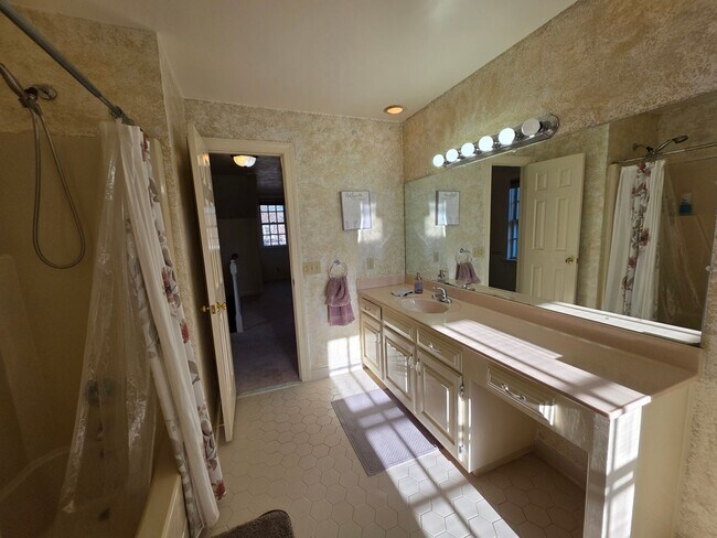 Building Photo - Ghent Square