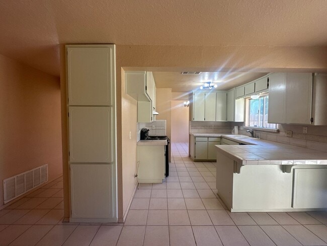 Building Photo - 560 Clover Dr