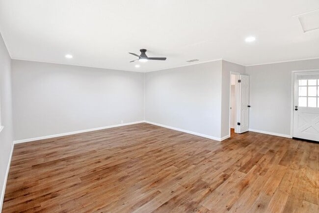 Building Photo - Available Now! Newly Remodeled 4 Bed 3 Bat...