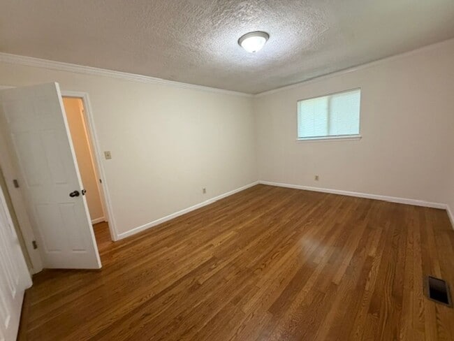 Building Photo - Beautiful 3 Bedroom 2 Bath with fenced in backyard