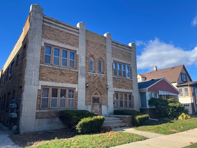 Primary Photo - 5219 S Lake Dr