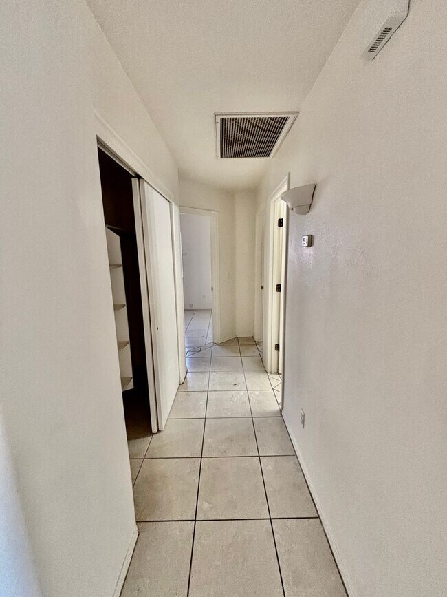 Building Photo - Delightful East Side 3 bedroom/2 bath Home with AC