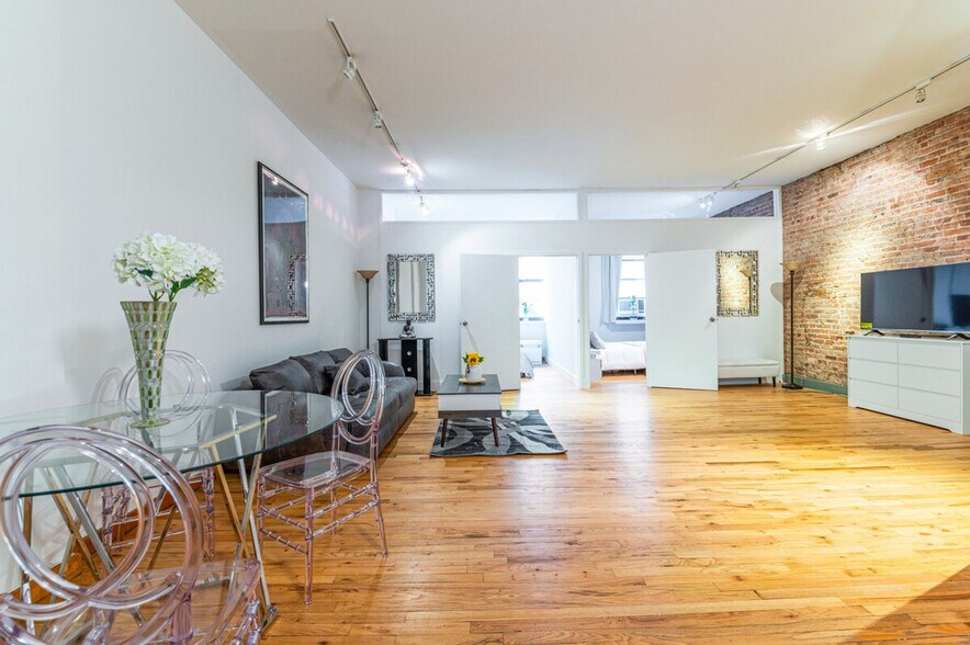 Building Photo - 62 Warren St