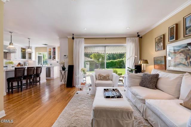 Building Photo - 807 N Doheny Dr