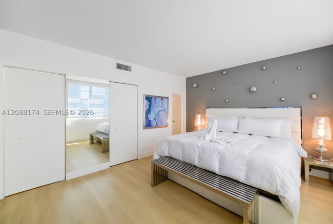 Building Photo - 801 Brickell Bay Dr