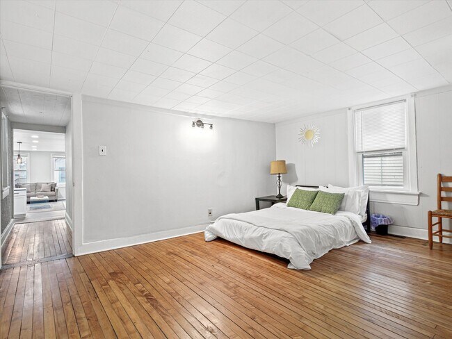 Building Photo - Updated 3 Bed / 1 Bath Duplex — Lower East...