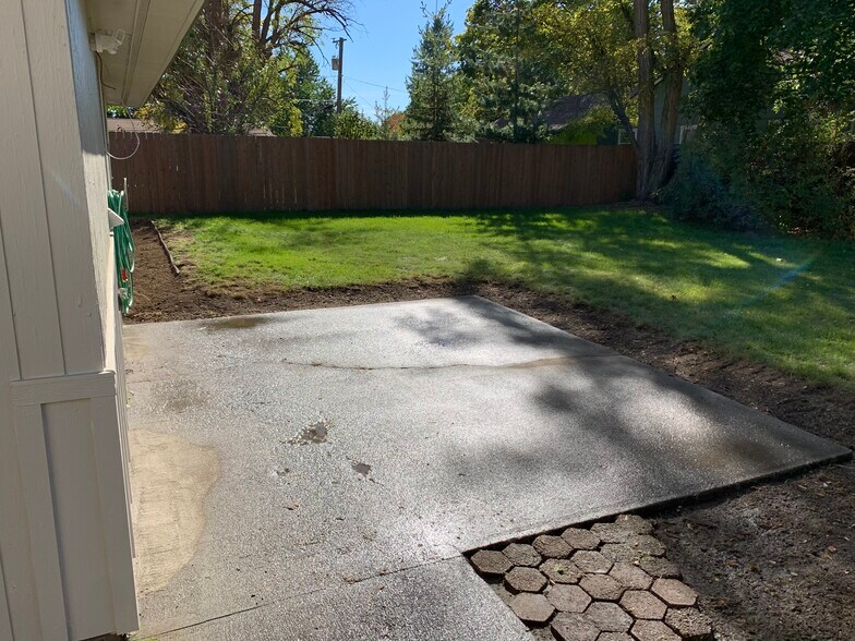 Backyard with patio - 423 N 19th St