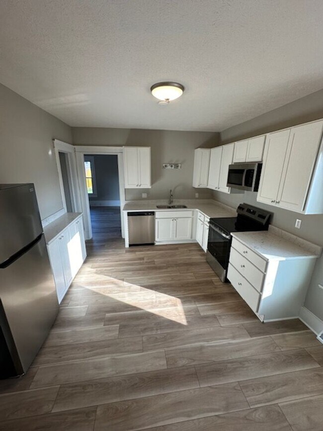 Building Photo - Spacious & Fully Renovated 3-Bedroom Home ...