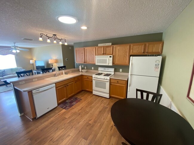 Building Photo - Beautiful 2 + 2 Villa, Turnkey ANNUAL Leas...