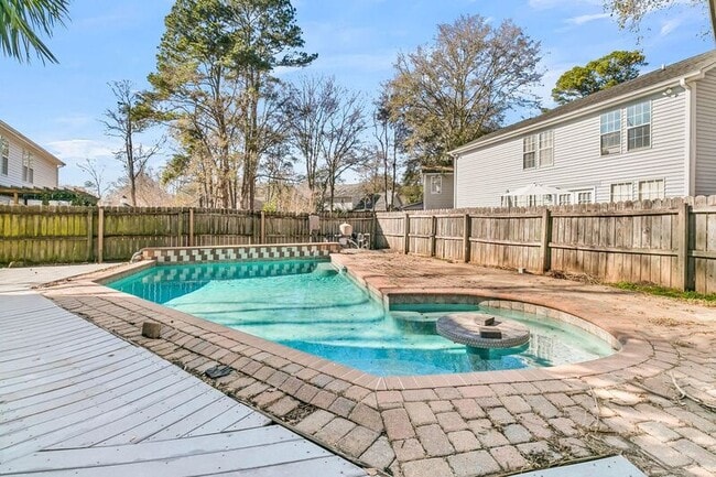 Building Photo - 121 Sully St