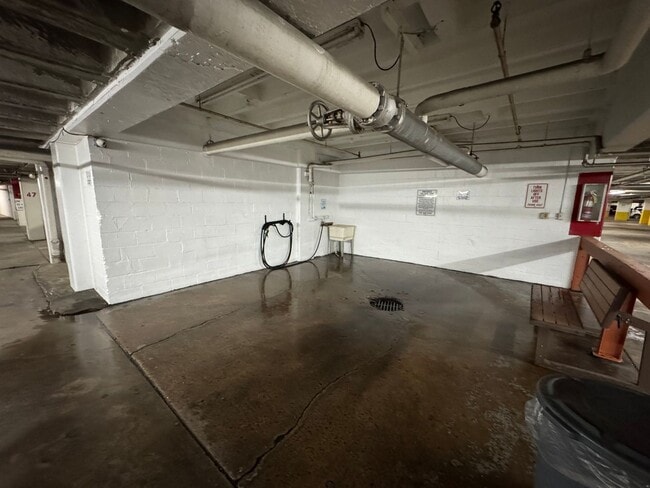 Building Photo - Beautiful 2-Bedroom 2-Bathroom 1st Floor Gold Coast Condo