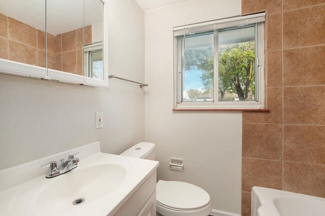 Building Photo - Beautifully remodelled 4 Bedroom home - Sh...
