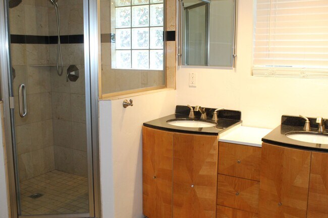 Building Photo - 804 Ferdinand Ct