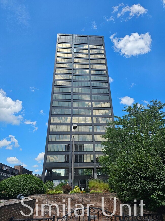 Building Photo - 1000 Elm St