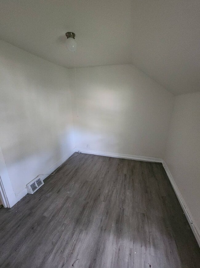 Building Photo - 2186 E 89th St