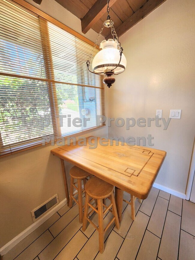 Building Photo - Beautiful 3-bedroom, 2-bathroom home locat...