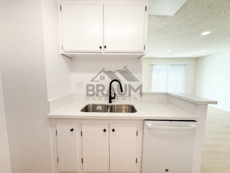 Building Photo - 14801 Delano St