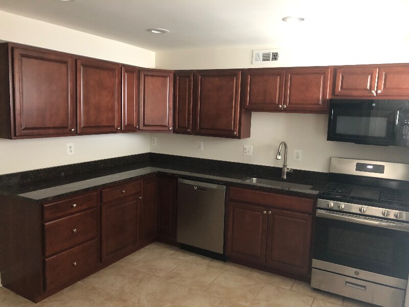 Building Photo - 1913 Searles Rd