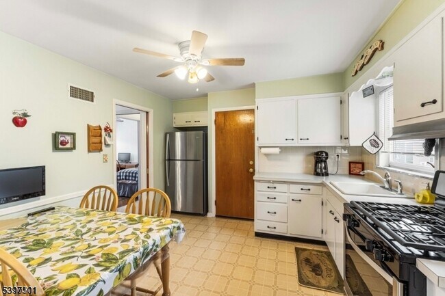 Building Photo - 827 Hobson St