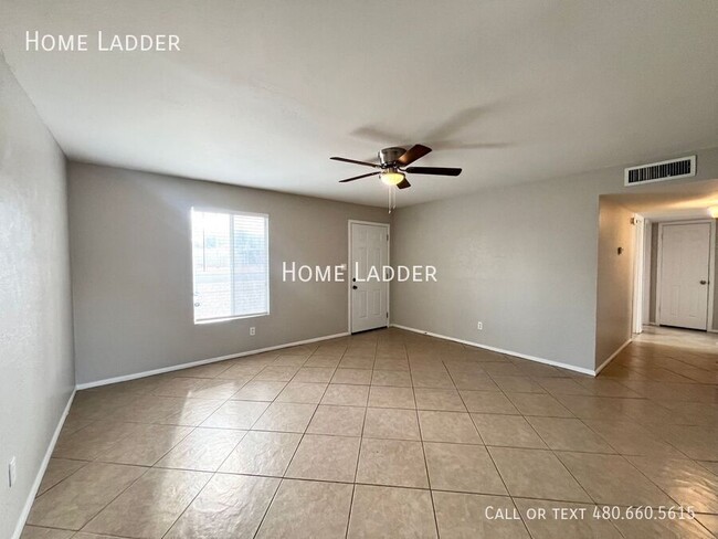 Building Photo - 3 Bed Residence with Fenced Yard in Eloy!