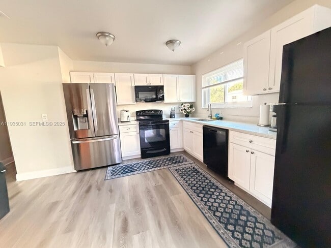 Building Photo - 5474 Kenwood Dr