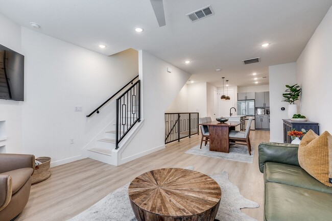 Building Photo - LUXURY 3-BEDROOM TOWNHOUSE AT GRAYSON HOUSE