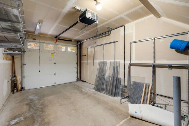 Building Photo - Queen Anne Townhouse