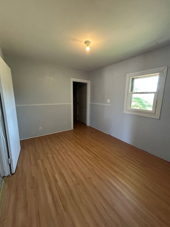 Building Photo - Large 3 bed 1 bath Home
