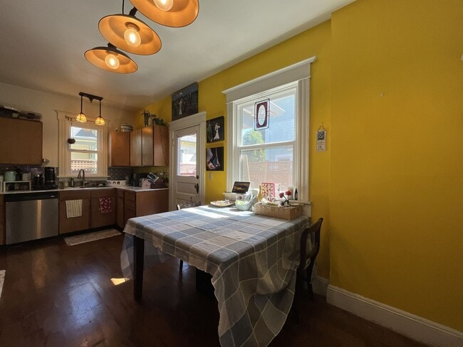 Building Photo - Warm and Welcoming Portland Home with Classic Charm, Modern Kitchen & Outdoor Deck