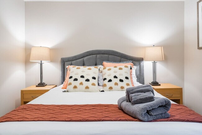 Building Photo - 3202 15th Ave W