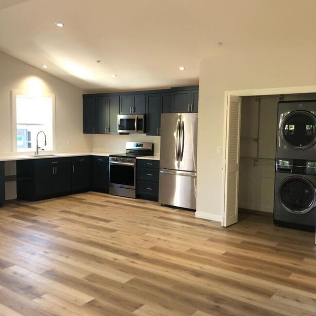 Building Photo - 261 Sixth St