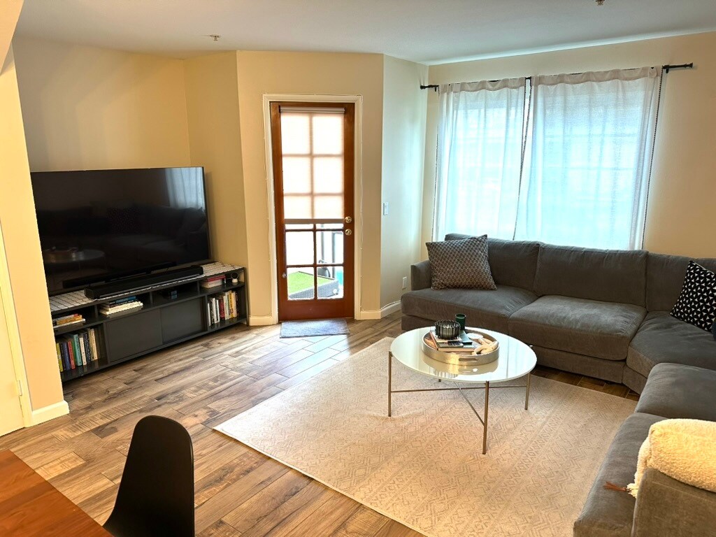 Building Photo - 537 N Adams St