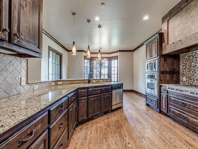 Building Photo - Luxury Townhome in Edmond + Near Rose Cree...