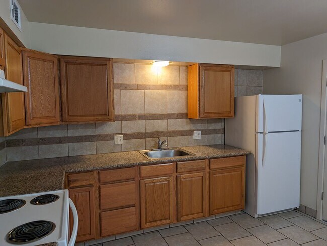 Building Photo - University Triplex