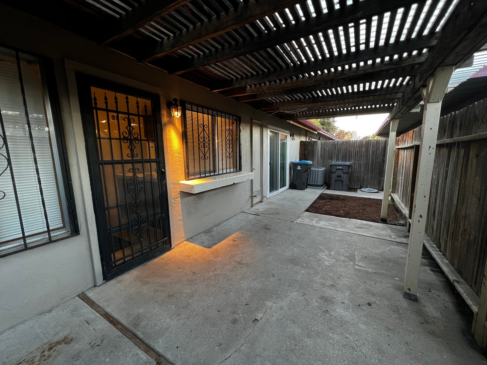 Covered patio area - 2914 Fisher Ct
