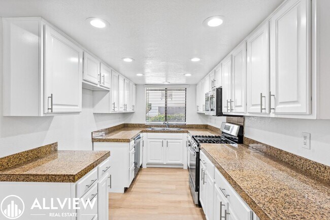 Building Photo - Upgraded 2-Bedroom Townhome in the Gated C...