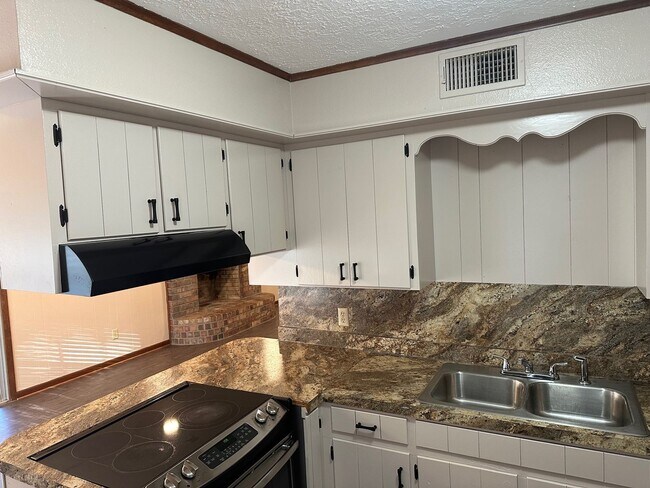 Building Photo - Red Oak Drive Property
