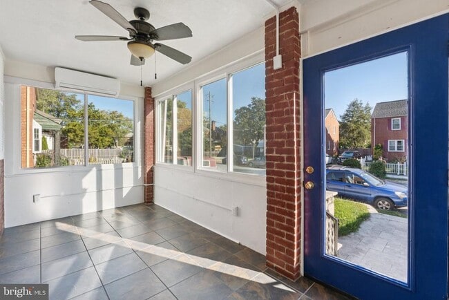Primary Photo - 2718 S Uhle St