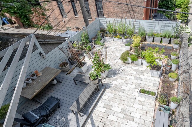 Building Photo - 1254 N Hoyne Ave