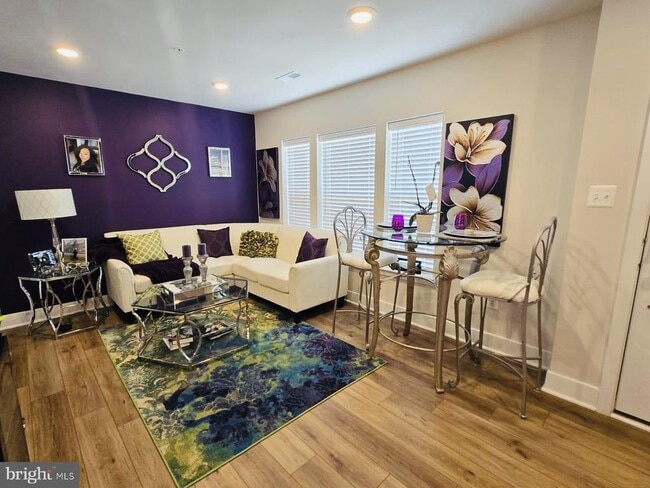 Building Photo - 6960 Farragut Dr
