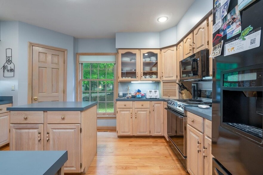 Building Photo - 39 Robertson