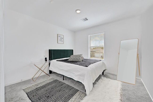Building Photo - 18122 Rockvine Dr