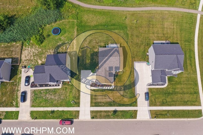 Building Photo - Immaculate Upgraded 3-Bed / 2-Bath Home in...