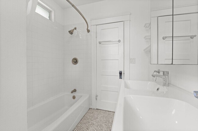 Building Photo - Adorable 1 bed / 1 bath Stand-Alone Bungalow in the Heart of Echo Park with Laundry & Parking