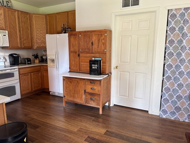 Building Photo - Welcome to your new home!  3 beds, 2.5 bat...