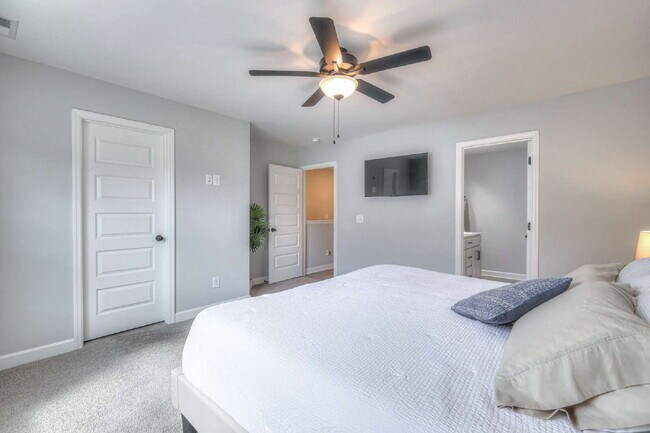 Building Photo - Like-New Modern Townhome Near Dining, Shopping, Trails & Old Hickory Lake