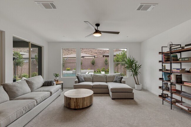 Building Photo - Luxurious Home in Henderson’s Desirable 89052 Community!